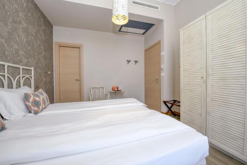 Standard Double or Twin Room image 10