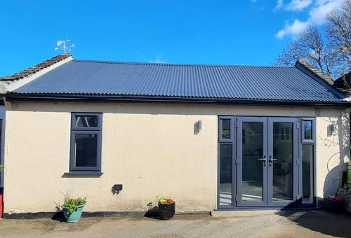 Фасада на хотела, Sycamore Lodge Kent With EV Zappi type 2, swimming pool for a fee in Brabourne