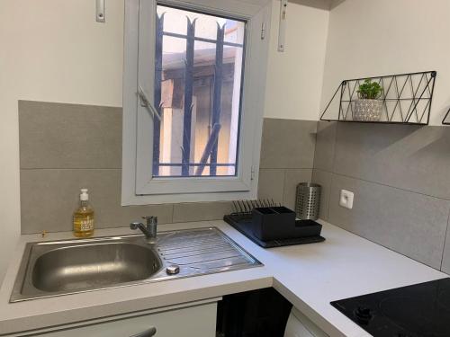 Kitchen, Studio Oustaou acces piscine in Saint-Mitre