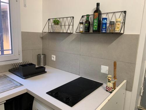 Kitchen, Studio Oustaou acces piscine in Saint-Mitre