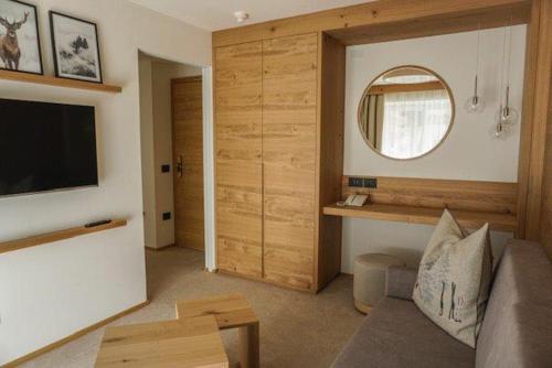 1 king bed, 2 sofa beds