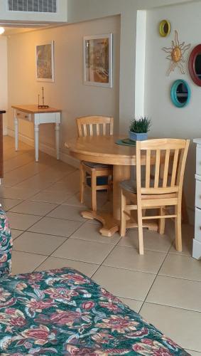 Studio with Kitchen - Oceanfront image 4