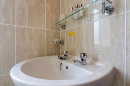 Twin Room with Shower image 5