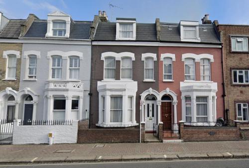Cheerful 4 Bedroom Victorian house with back courtyard gîte à louer Putney Bridge Tube Station