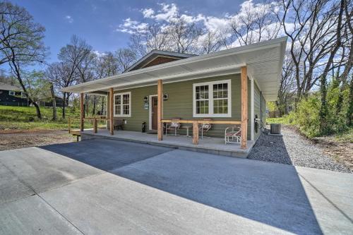 Modern Retreat with Deck Walk to White River! in Cotter, USA