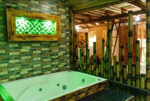 Ванна кімната, Hotel Cabañas Club Sierra Limón (Hotel Cabanas Club Sierra Limon) in Калабазо