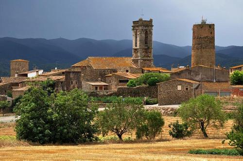 BAIX EMPORDÀ. Increíble casa en pueblo medieval