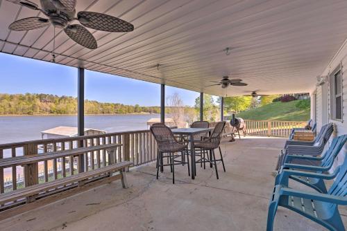 Lakefront Abode with Dock about 15 Mi to Talladega!