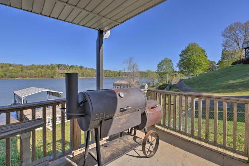 Lakefront Abode with Dock about 15 Mi to Talladega!