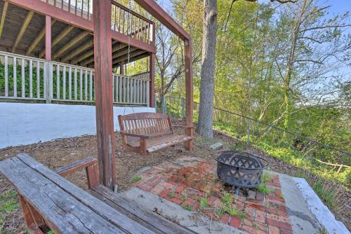 Lakefront Abode with Dock about 15 Mi to Talladega!