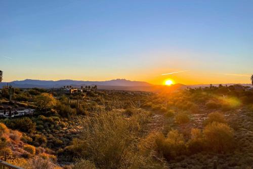Pool, Spa and Putting Green Fountain Hills Home!