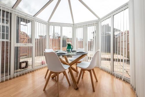 Emerald - 3 Bedroom House with Parking. gîte à louer Millenium Madejski