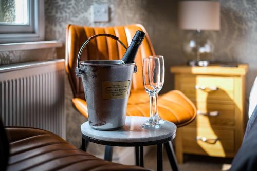 Glen Wynne Windermere - FREE off-site Health Club access with Pool, Sauna, Steam Room & Gym Short 5  in Windermere sentrum