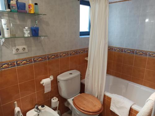 Casa rural con encanto, 4 hab con 4 baños completos en suite, piscina y campo privado