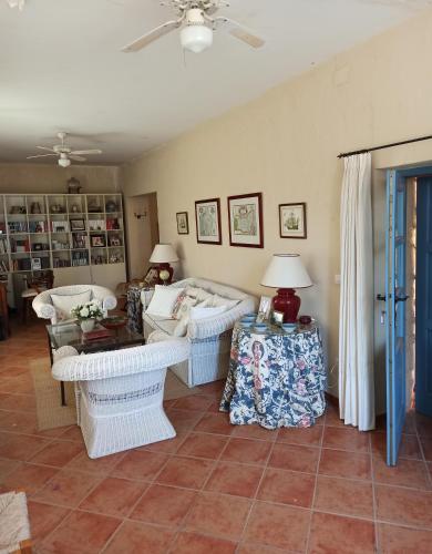 Casa rural con encanto, 4 hab con 4 baños completos en suite, piscina y campo privado