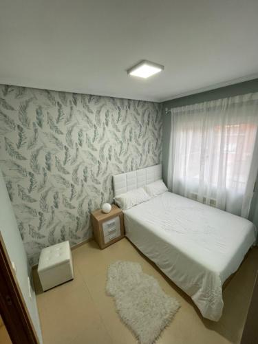  Next to airport!Queen double bed + Private bathroom, Pension in Cobeña