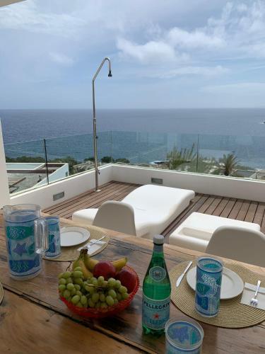  VILLA DE LUJO EN IBIZA CON VISTAS INCREÍBLES – URBANIZACIÓN PRIVADA MAR Y GOLF – CALA LLONGA, Unterkunft in Ibiza Town
