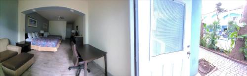 Queen Room with Pool View image 3