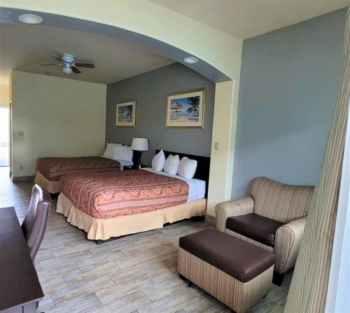 Standard Queen Room with Two Queen Beds image 2