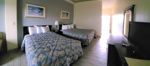 Standard Queen Room with Two Queen Beds image 3