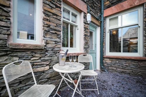 Glen Wynne Windermere - FREE off-site Health Club access with Pool, Sauna, Steam Room & Gym Short 5  in Windermere sentrum