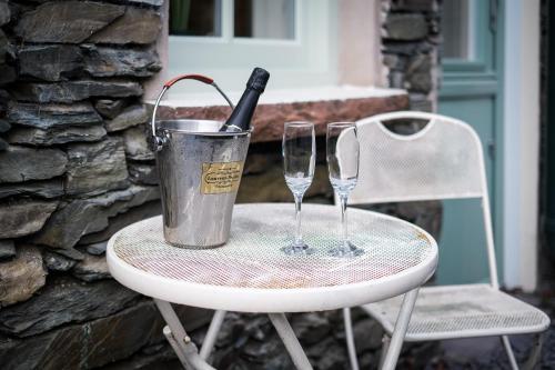 Glen Wynne Windermere - FREE off-site Health Club access with Pool, Sauna, Steam Room & Gym Short 5  in Windermere sentrum