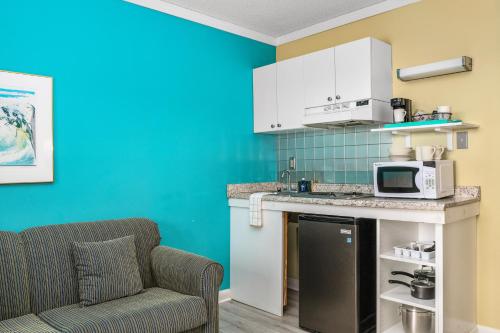 Cayman Suites Hotel - image 9