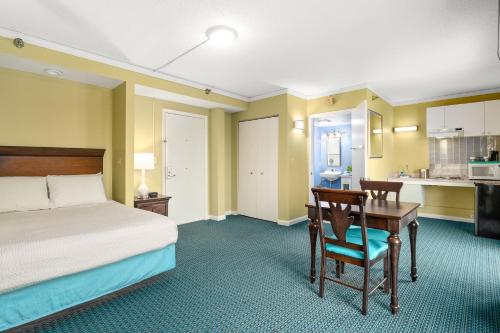 Cayman Suites Hotel - image 7