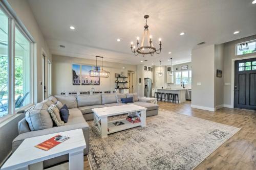Brand New Modern Canyon Lake Escape with Fire Pit! in Canyon Lake, USA