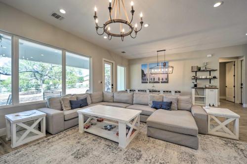 Brand New Modern Canyon Lake Escape with Fire Pit! in Canyon Lake, USA