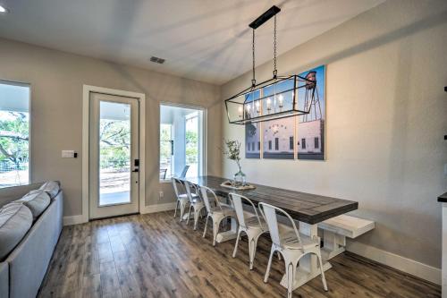 Brand New Modern Canyon Lake Escape with Fire Pit! in Canyon Lake, USA