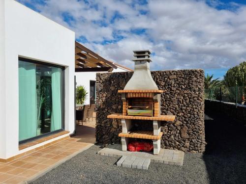 Beautiful spacious villa with private heated pool in Lajares in ลาคาเรส