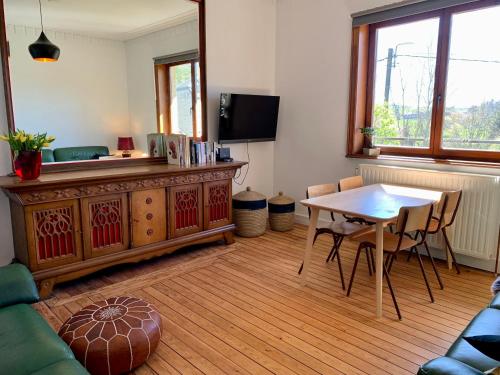 Koplietošanas atpūtas telpa ar TV, Gezellige villa met houtkachel, sauna en zonnige tuin in Doisče