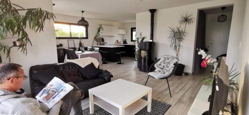 Maison moderne proche bord de mer gîte à louer Kergos