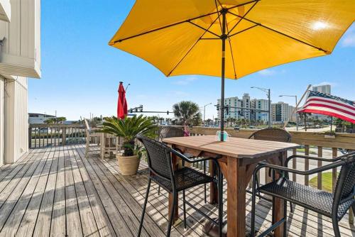South Winds unit 2-Gorgeous Newly Updated Condo in the Heart of Gulf Shores!!