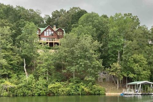 Spacious Lake Home (Private) HOT TUB & Sunset View in Lineville (AL)