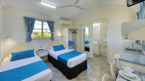2 twin beds