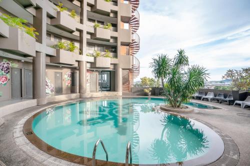 Swimming pool, I Pavilion Hotel Phuket near Phuket Philatelic Museum