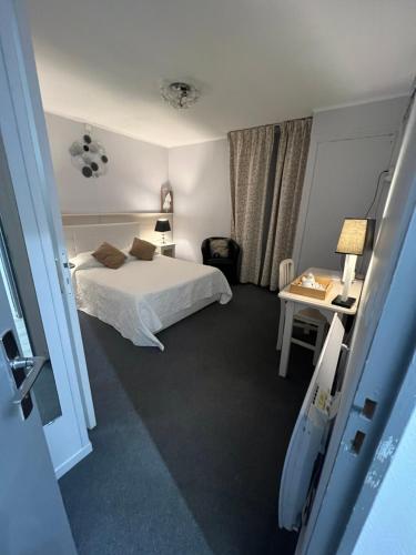 Hôtel Le Castel Louis Vichy hotel studio - image 14