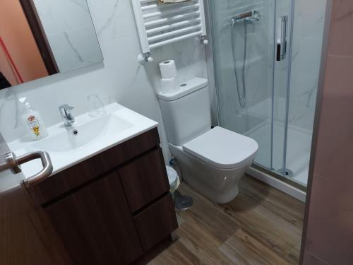 Single Room with Private Bathroom image 2