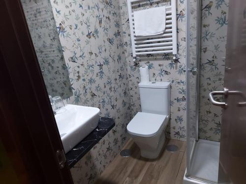Triple Room with Private Bathroom image 9