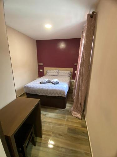 Single Room with Private Bathroom image 3