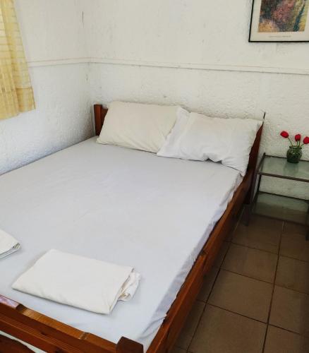 1 double bed, 1 twin bed