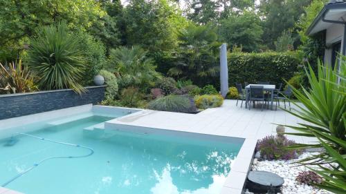 Villa d’archi. piscine privée en écrin de verdure - Location, gîte - Mérignac