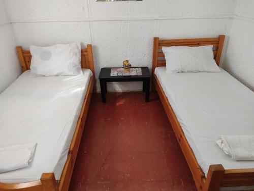 2 twin beds