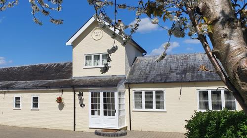 Exclusive Coach House with Lakeside Hot Tub on Country Estate