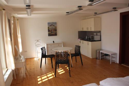 Jeschkeho vila a Lazensky dum in คุคส์