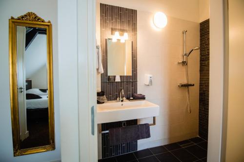 Bathroom, Hotel de Reiziger in Ottersum