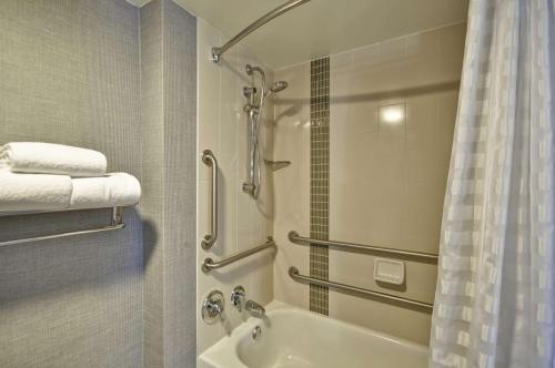 King Room with Accessible Tub - Disability Access