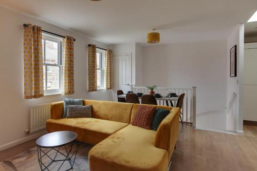 Cosy Two Bedroom Coach House - Free Parking for 2 vehicles, WIFI & Netflix